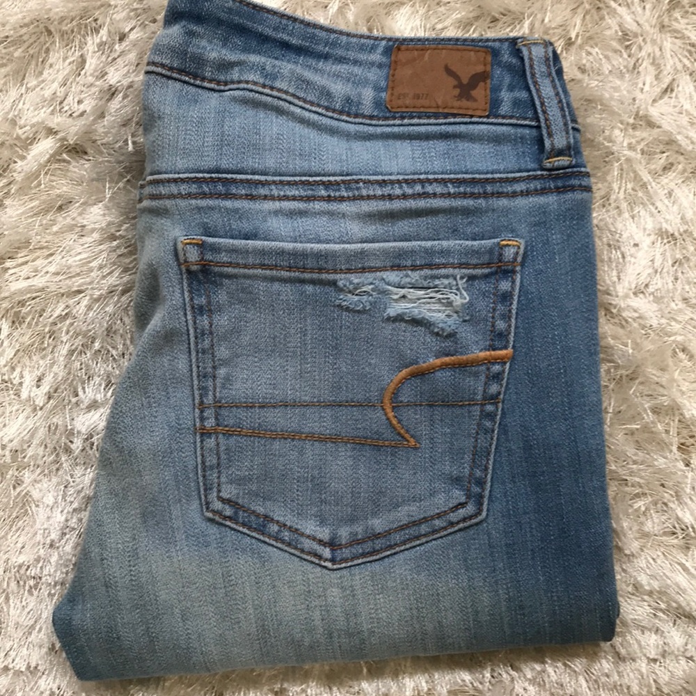 AE Distressed light washed denim jeggings!